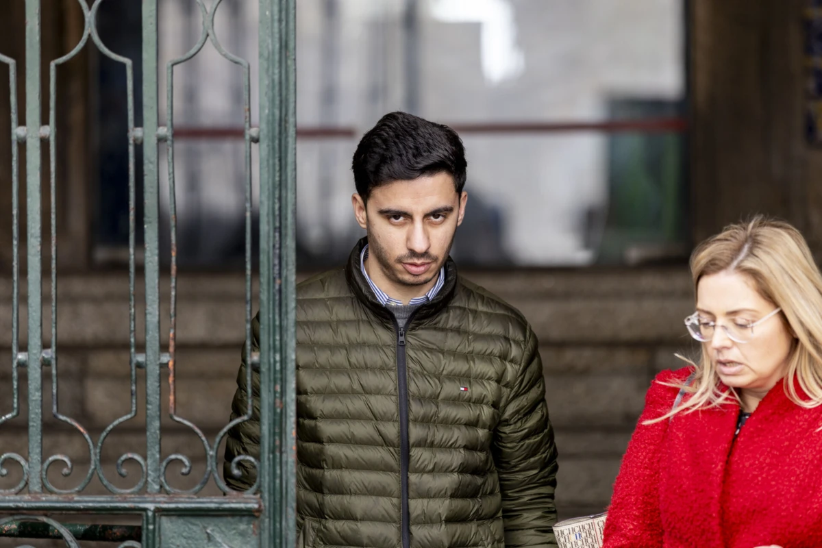 Cristiano Silva, aqui acompanhado pela sua advogada, à saída do Tribunal de São João Novo, no Porto