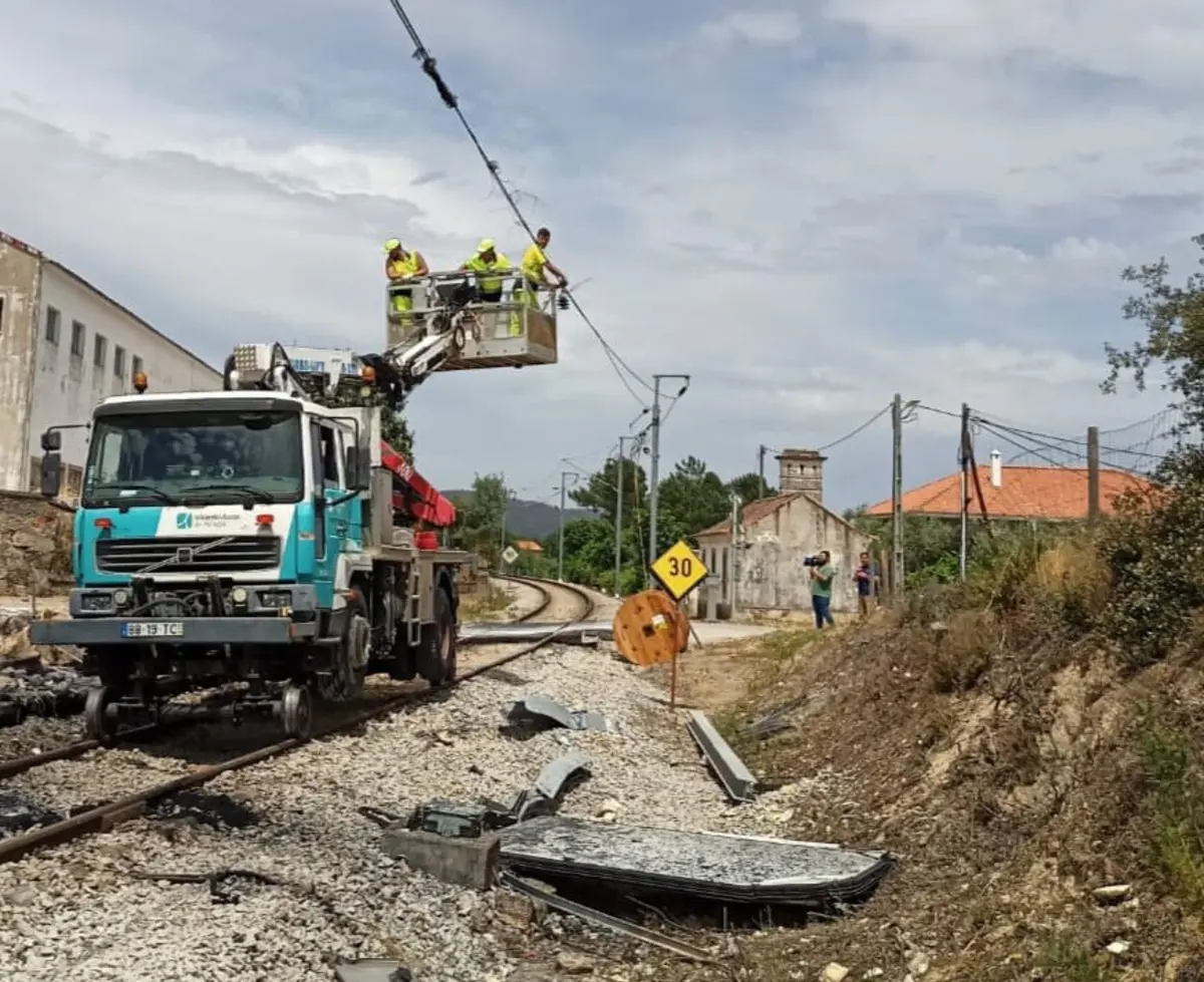 Trabalhos de reparação da linha terminaram por volta da uma da manhã desta sexta-feira