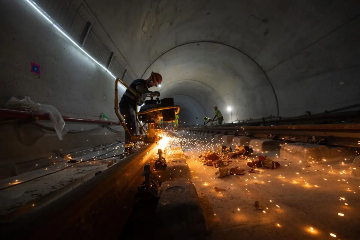 Trabalhos entraram na etapa dos acabamentos, com muitos azulejos colocados, e a continuidade na instalação dos carris