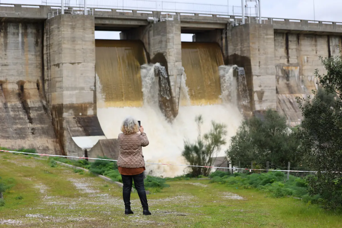 A chuva que caiu nos últimos dias fez a albufeira atingir a cota máxima, mas um problema mecânico está a impedir a abertura das comportas