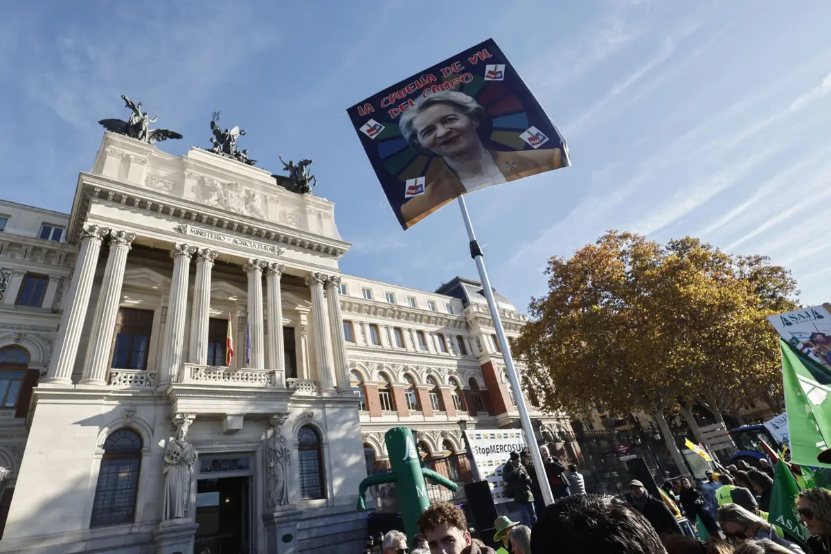 Agricultores em protesto em frente ao ministério em Madrid