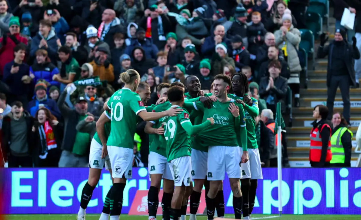 Jogadores do Plymouth festejam vitória histórica sobre o Liverpool