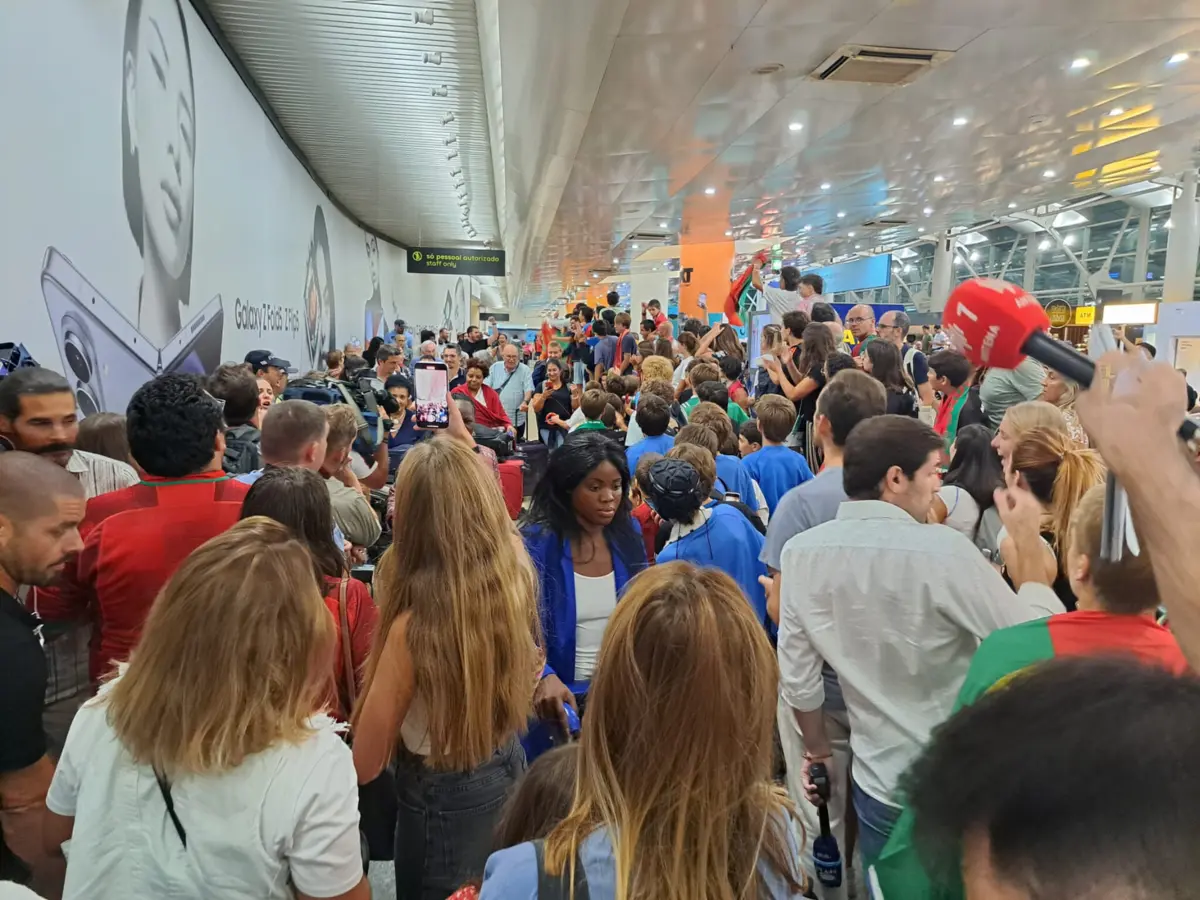 Adeptos portugueses juntaram-se no Aeroporto de Lisboa para receber a seleção de râguebi