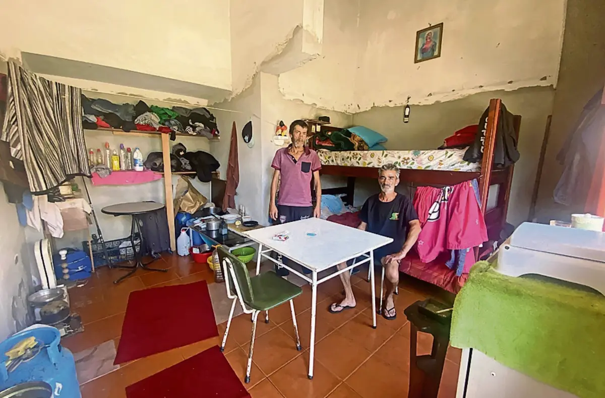 Antiga loja do mercado municipal de Lordelo seria uma solução provisória. Paulo Ferreira e Nuno Sousa dizem que são obrigados a tomar banho no meio do passeio