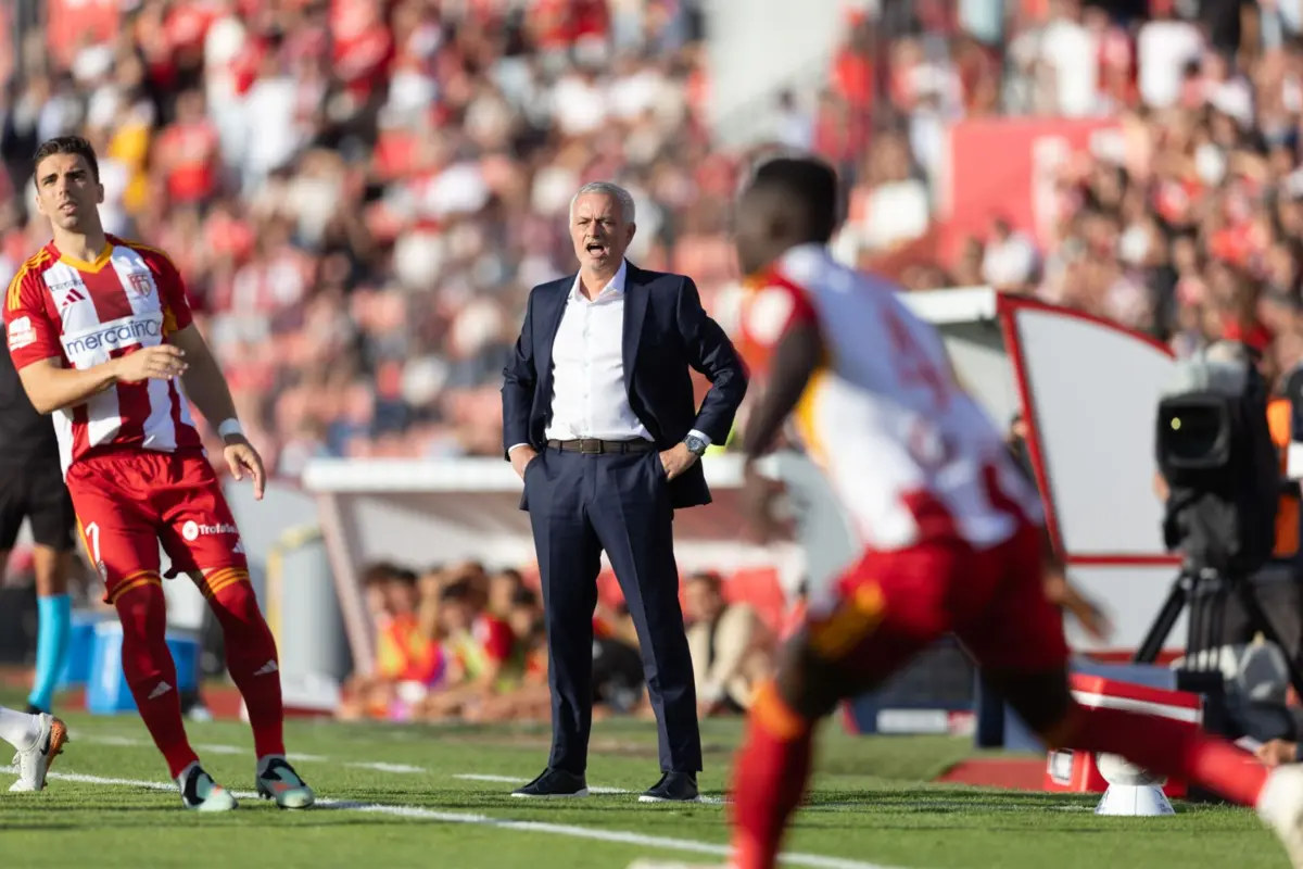 Imagem de contexto do artigo Benfica a vencer o AVS na estreia de Mourinho (0-1)