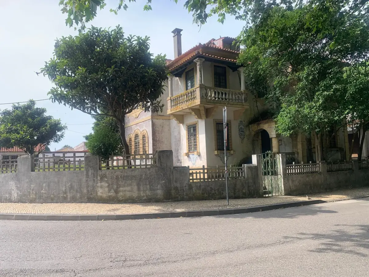 Antiga casa de construção tradicional situa-se junto à rotunda do hospital