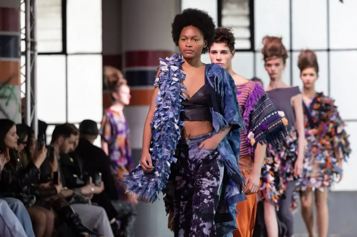 Imagem de contexto do artigo Associação britânica de manequins lança petição contra uso de imagem pela IA