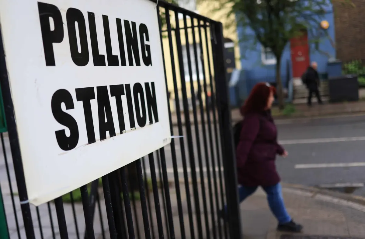 As mesas eleitorais estão abertas até às 22 horas e alguns resultados deverão ser anunciados durante a madrugada de sexta-feira