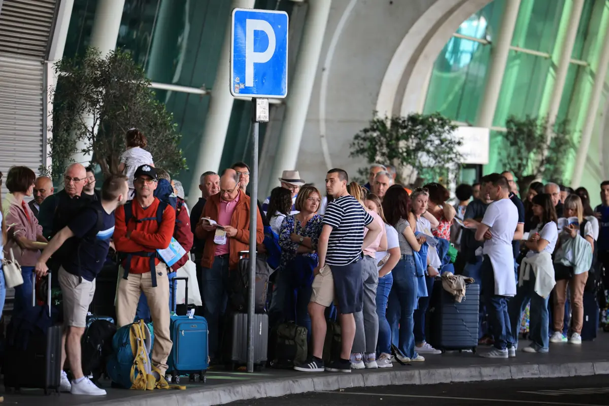 Esta segunda-feira, centenas de passageiros ficaram retidos nos aeroportos nacionais