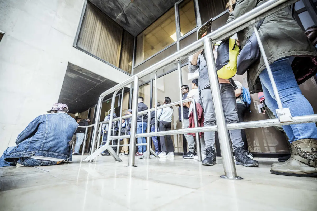 Imigrantes fazem filas na AIMA para serem atendidos