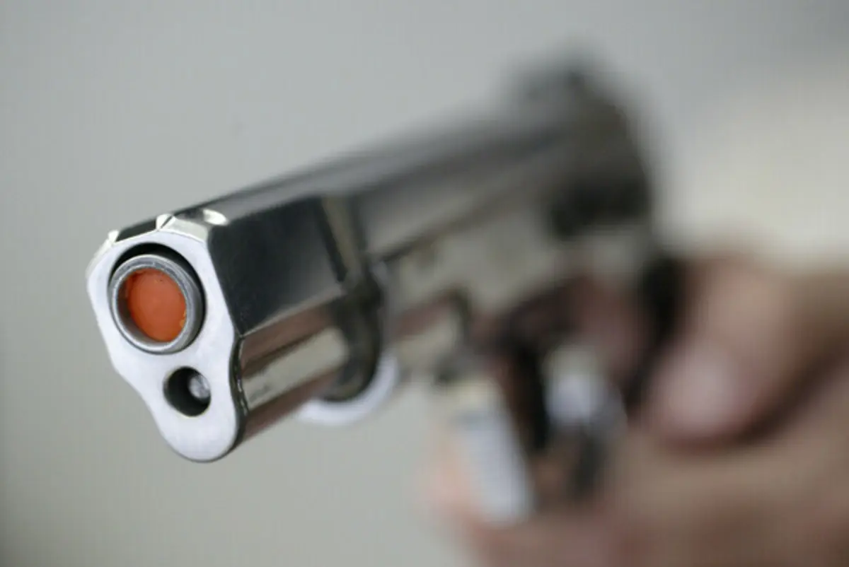 Suspeitos dispararam sobre a vítima, uma mulher