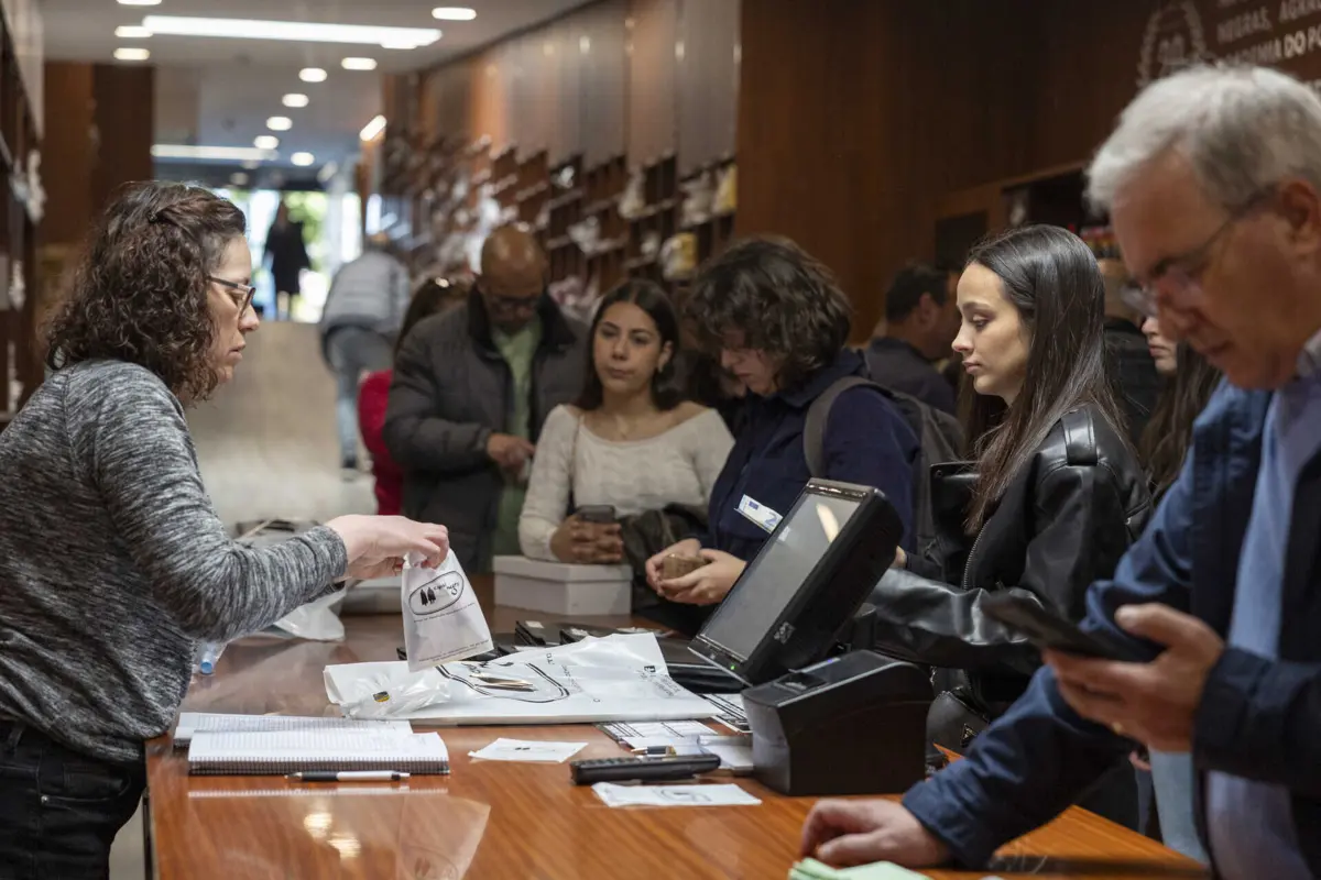 Loja Capas Negras, na Praça da República, está por estes dias numa roda-viva com clientes sempre a entrar e a sair