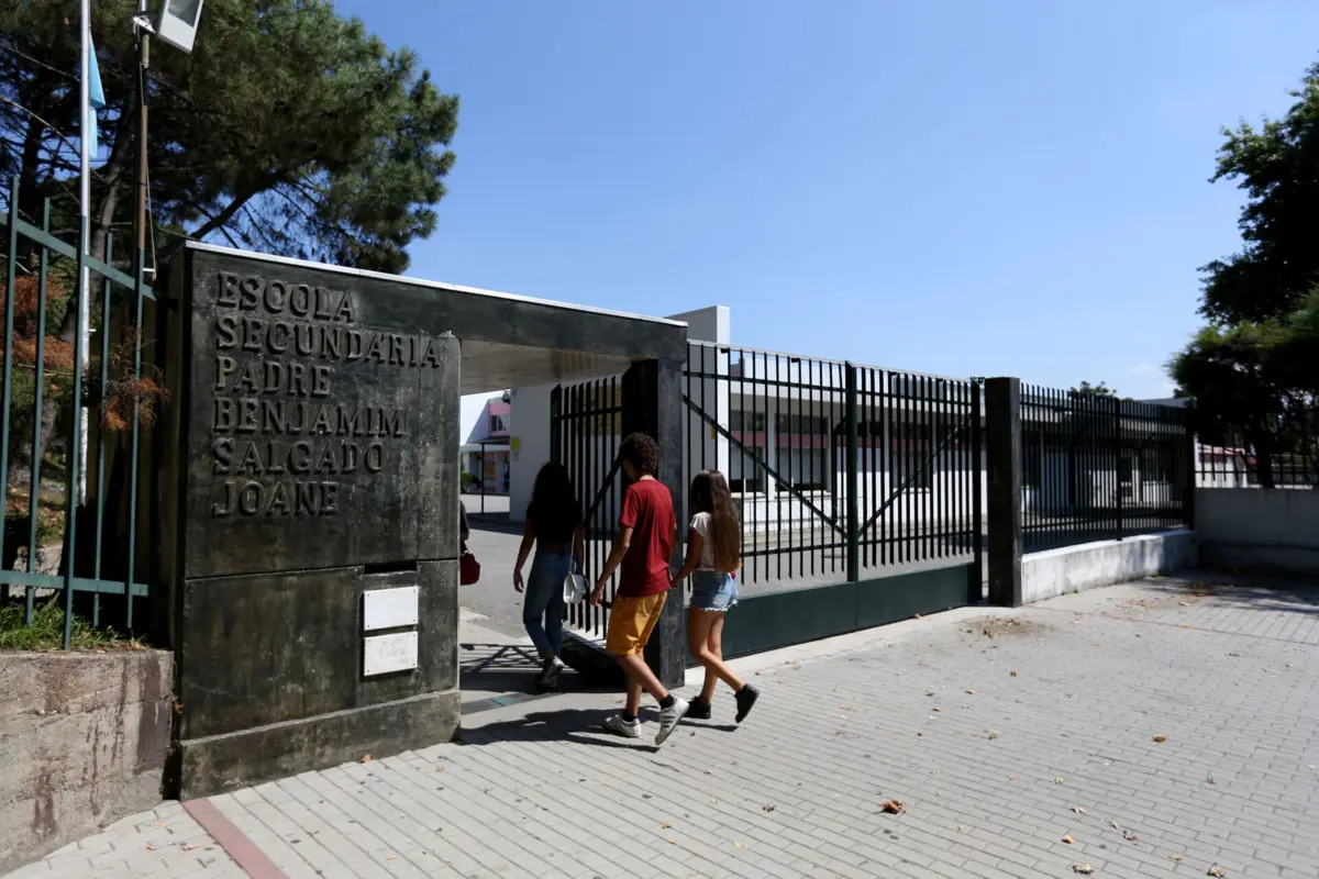 Escola tem três blocos de ensino, um bloco administrativo e um bloco desportivo