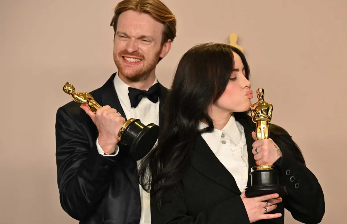 Billie Eilish partilha o Oscar com o seu irmão Finneas O'Connell