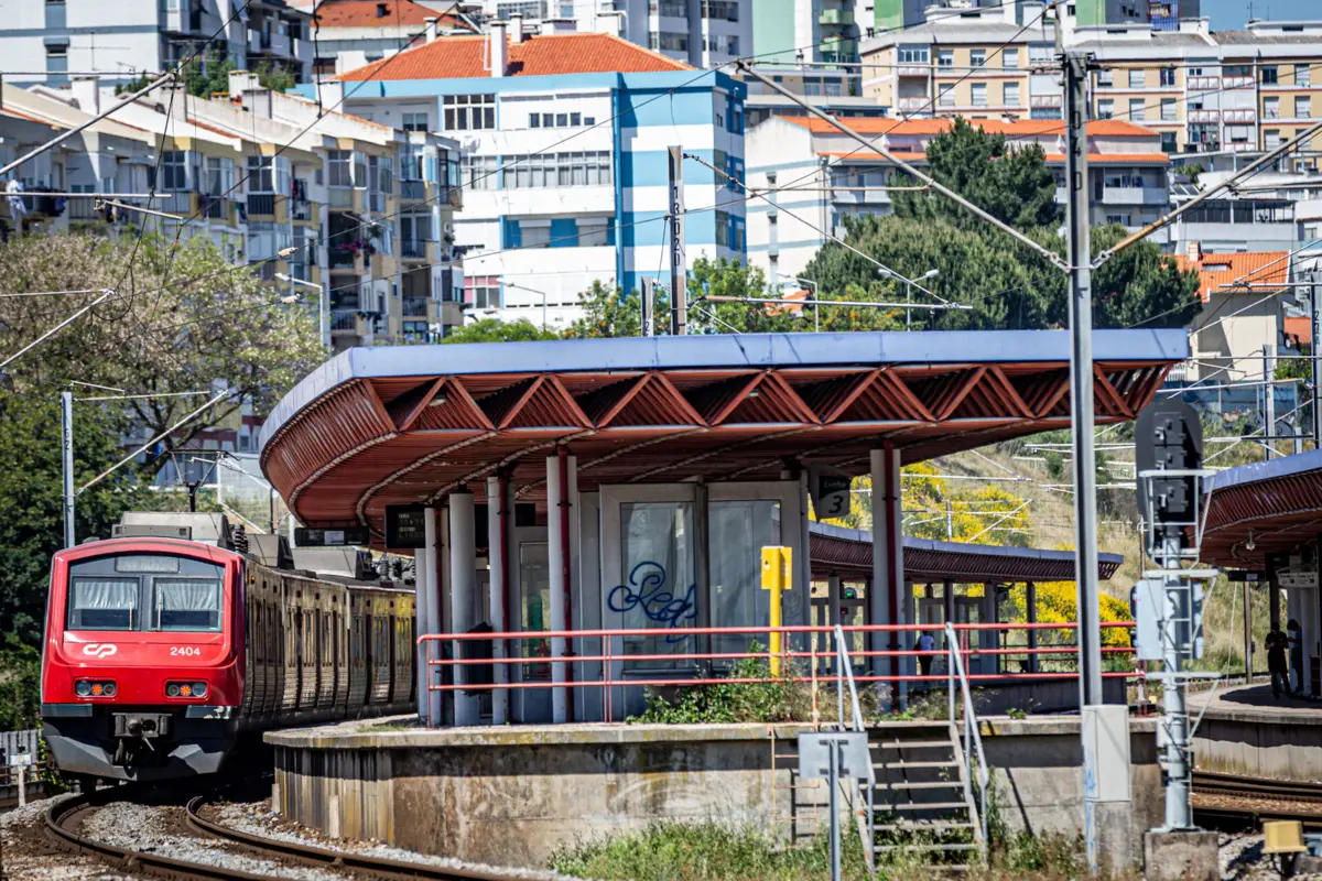 Homem foi detido na estação do Monte Abraão após ameaçar polícia com uma faca