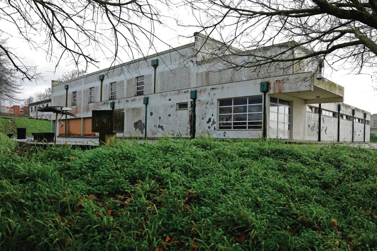 Intervenção surge após anos de críticas às condições do estabelecimento e recentes protestos de alunos