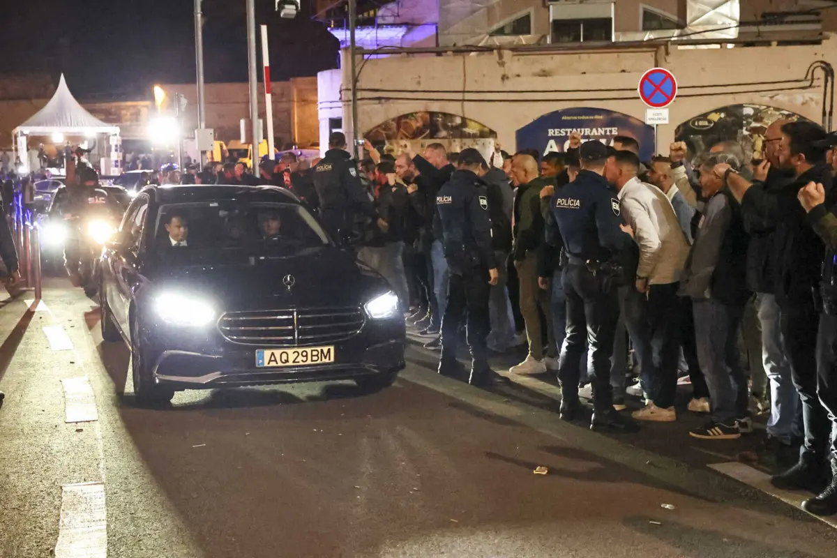 Elementos da PSP e GNR protestaram antes do debate enter Montenegro e Pedro Nuno