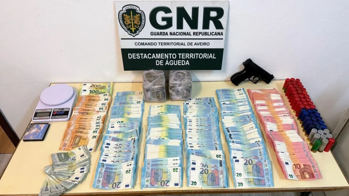 GNR deteve dois homens e apreendeu mais de 15 mil euros e cerca de quatro mil doses de haxixe