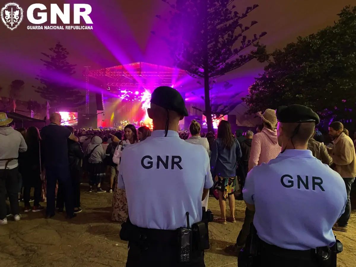 Foram detidos 12 homens, sete dos quais por suspeitas de tráfico de droga