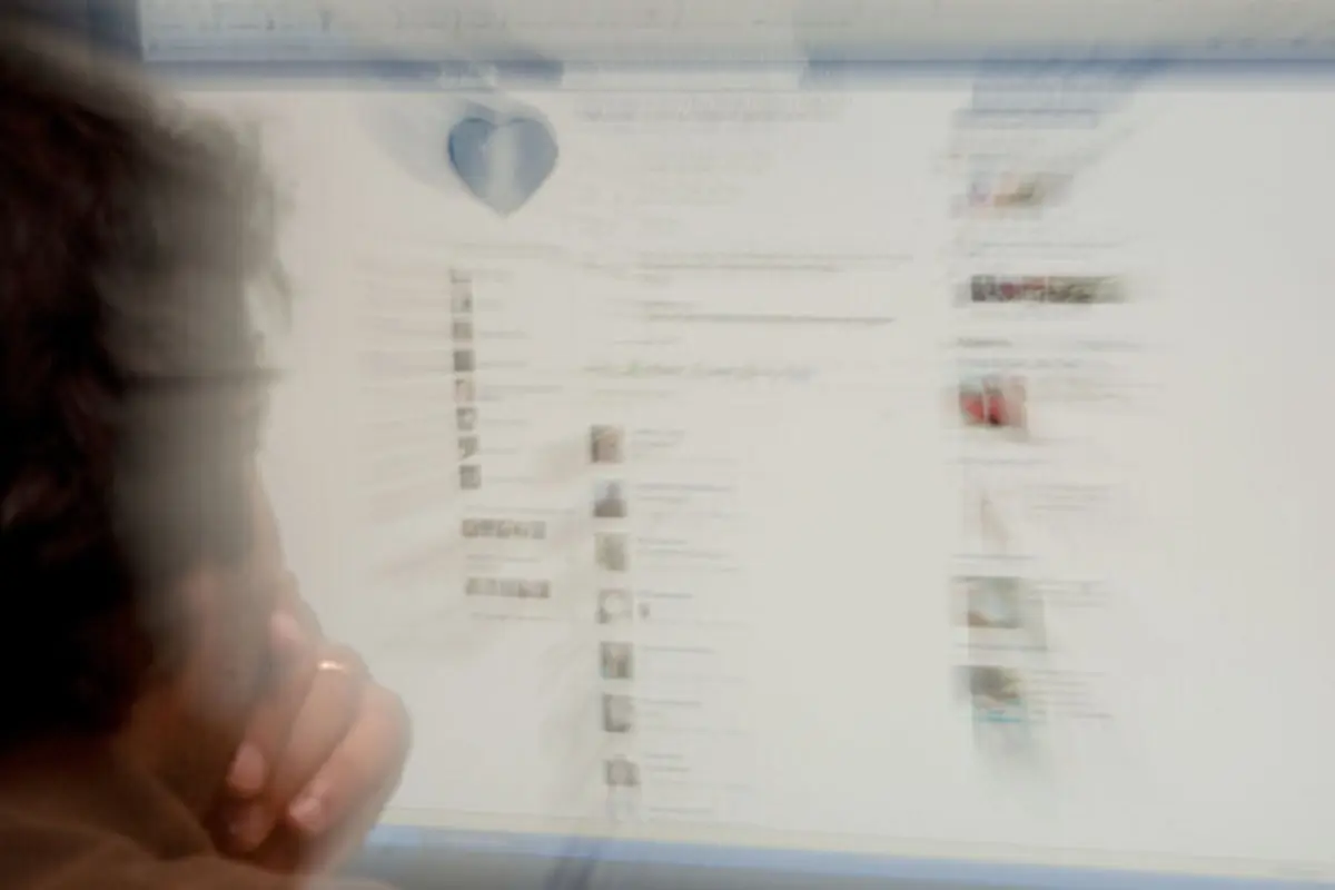 Especialista avisa pais que há menores de 10 anos com acesso livre na net a pornografia