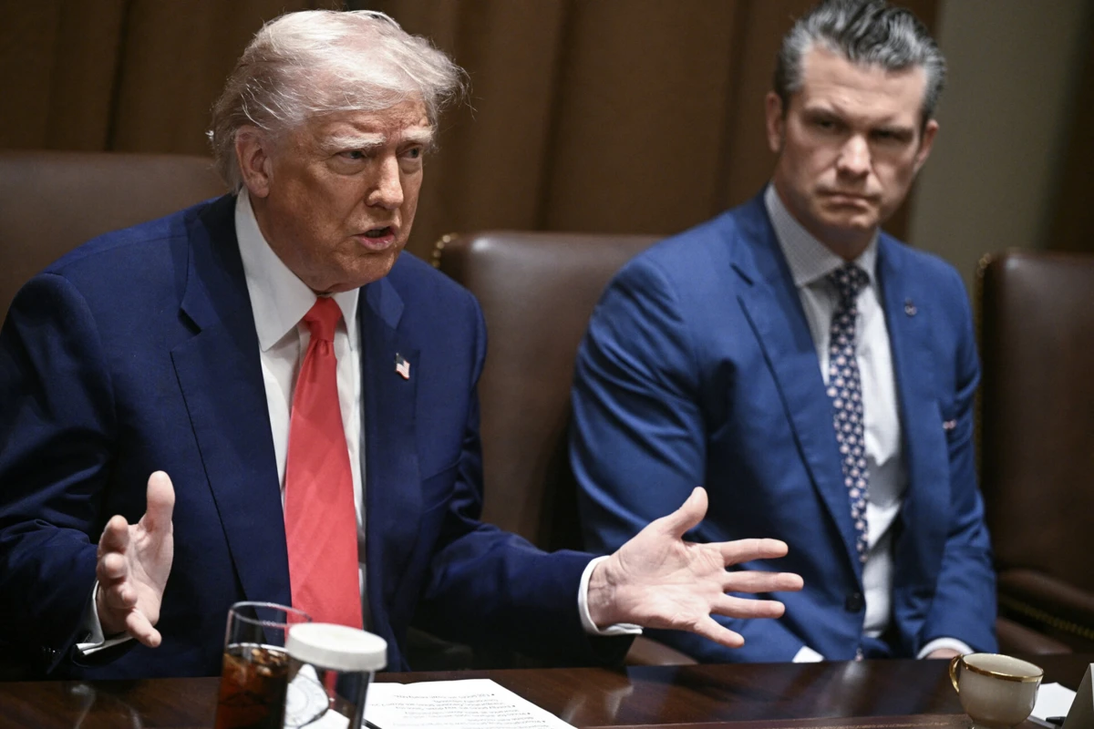 Donald Trump ao lado do secretário da Defesa, Pete Hegseth
