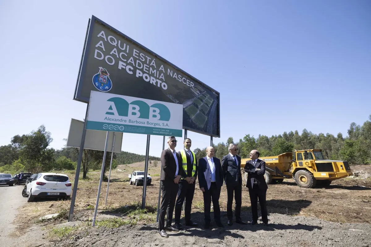 Antiga direção portista nos terrenos onde deveria nascer a Academia