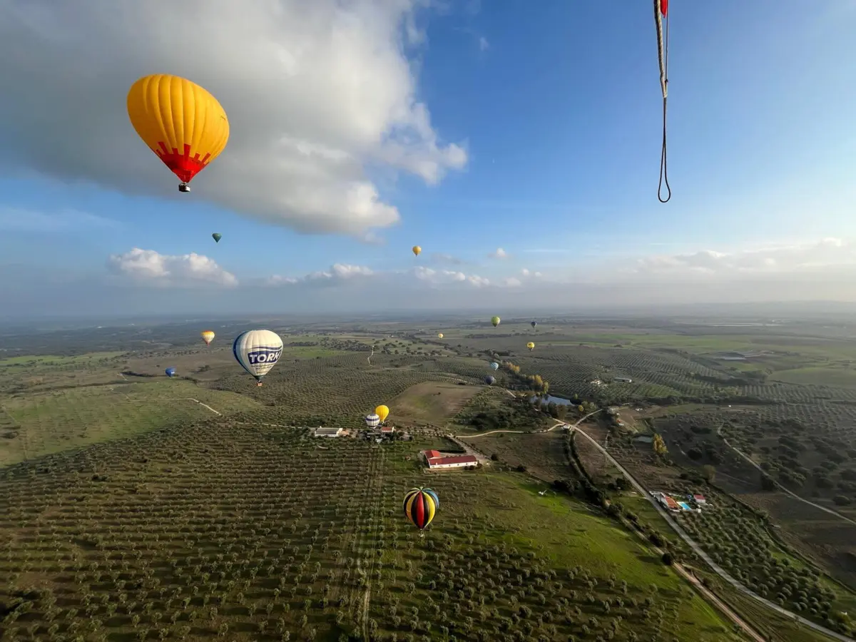 Participantes tiveram de esperar até às 16 horas para balões levantarem voos