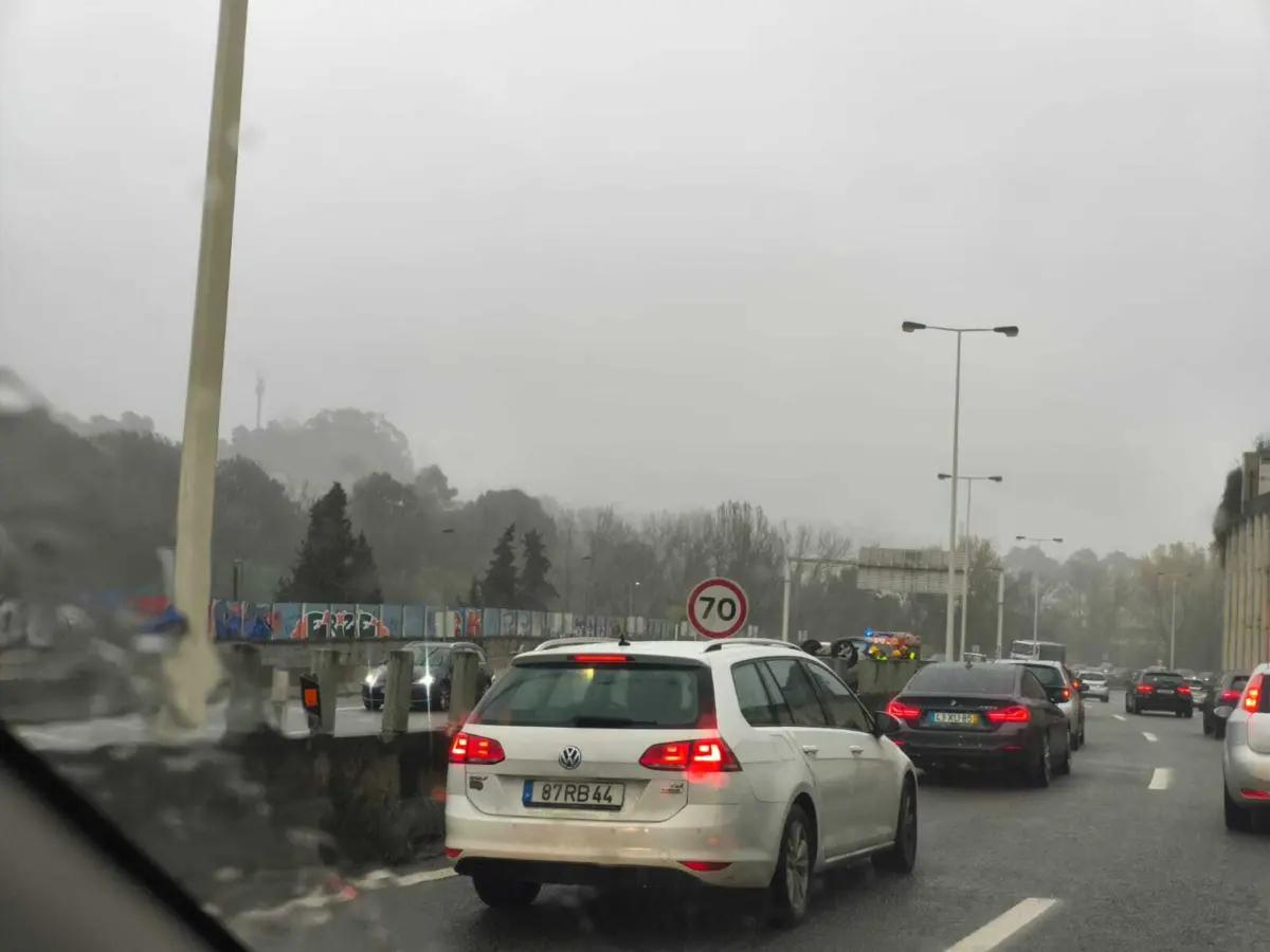 Acidente causa filas de trânsito na A43