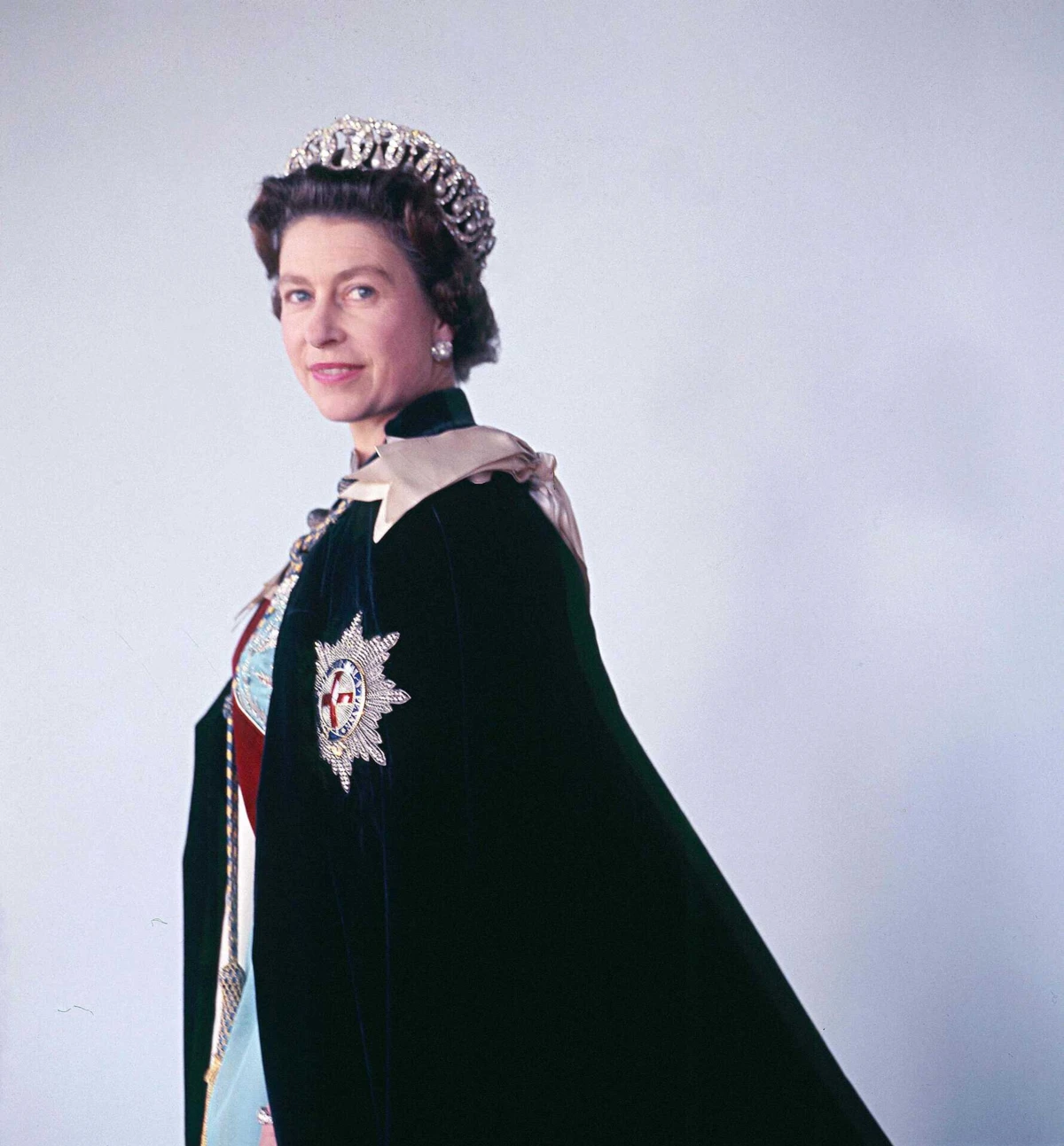 Fotografia de Isabel II em 16 de outubro de 1968 divulgada pelo Palácio de Buckingham por ocasião do primeiro aniversário da morte da rainha