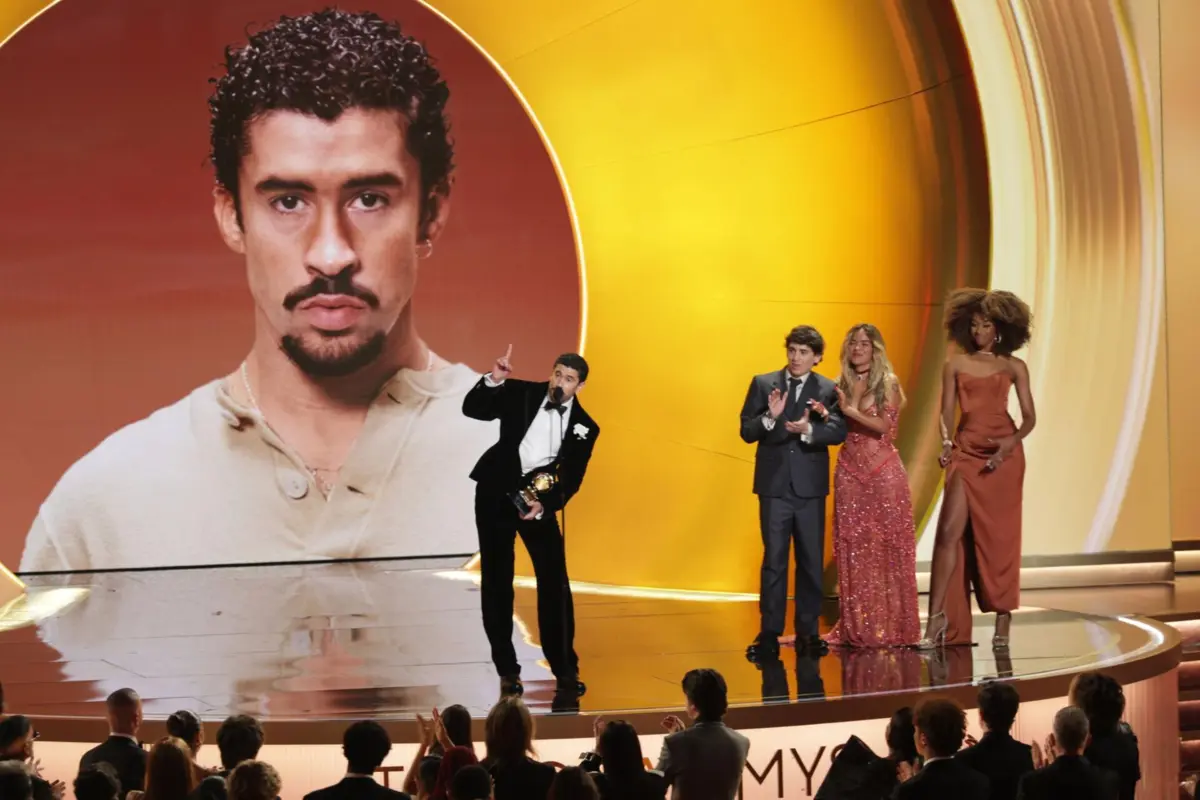 Bad Bunny disse apenas uma frase em inglês, dedicando o prémio "a todas as pessoas que tiveram de deixar a sua pátria para seguirem os seus sonhos"