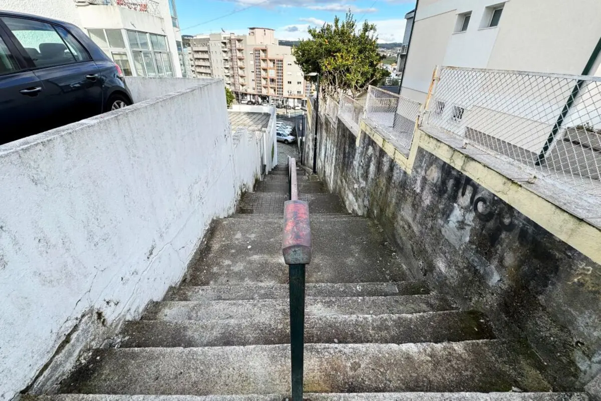 Escadas ligam a Praceta das Hortas e a Rua Cidade de Espinho muito degradadas