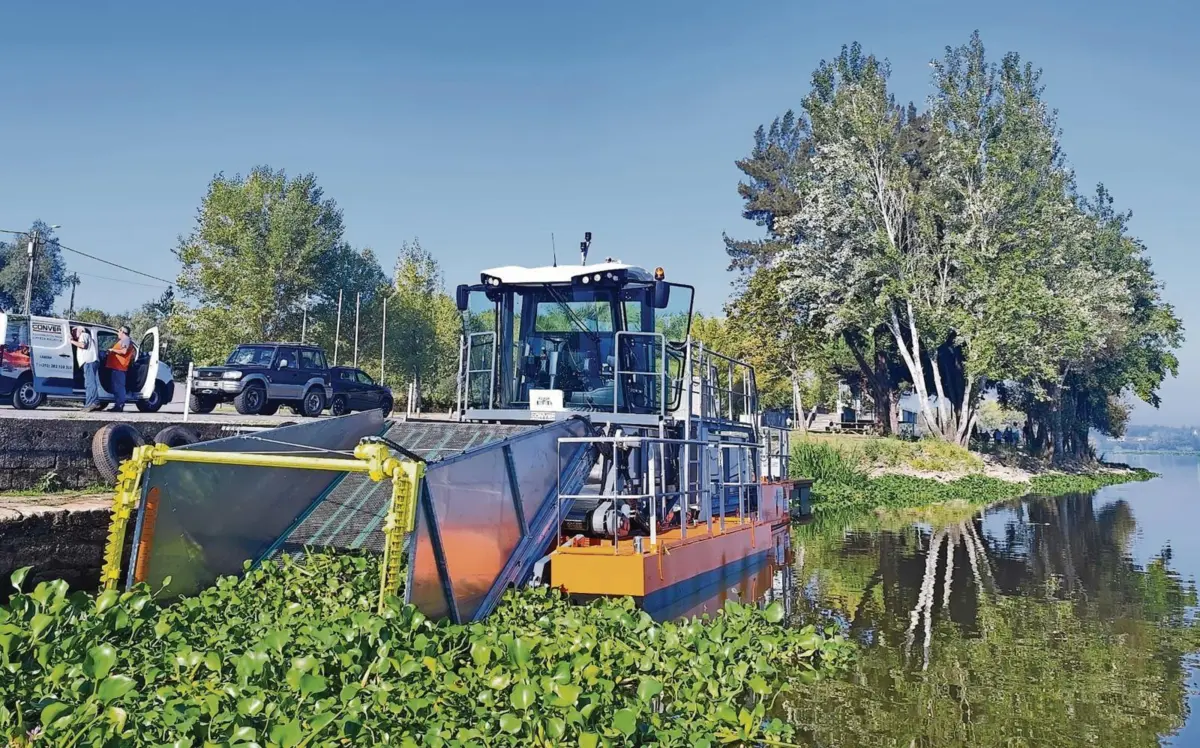 A nova ceifeira custou 800 mil euros e consegue arrancar 18 m³ de jacintos de cada vez