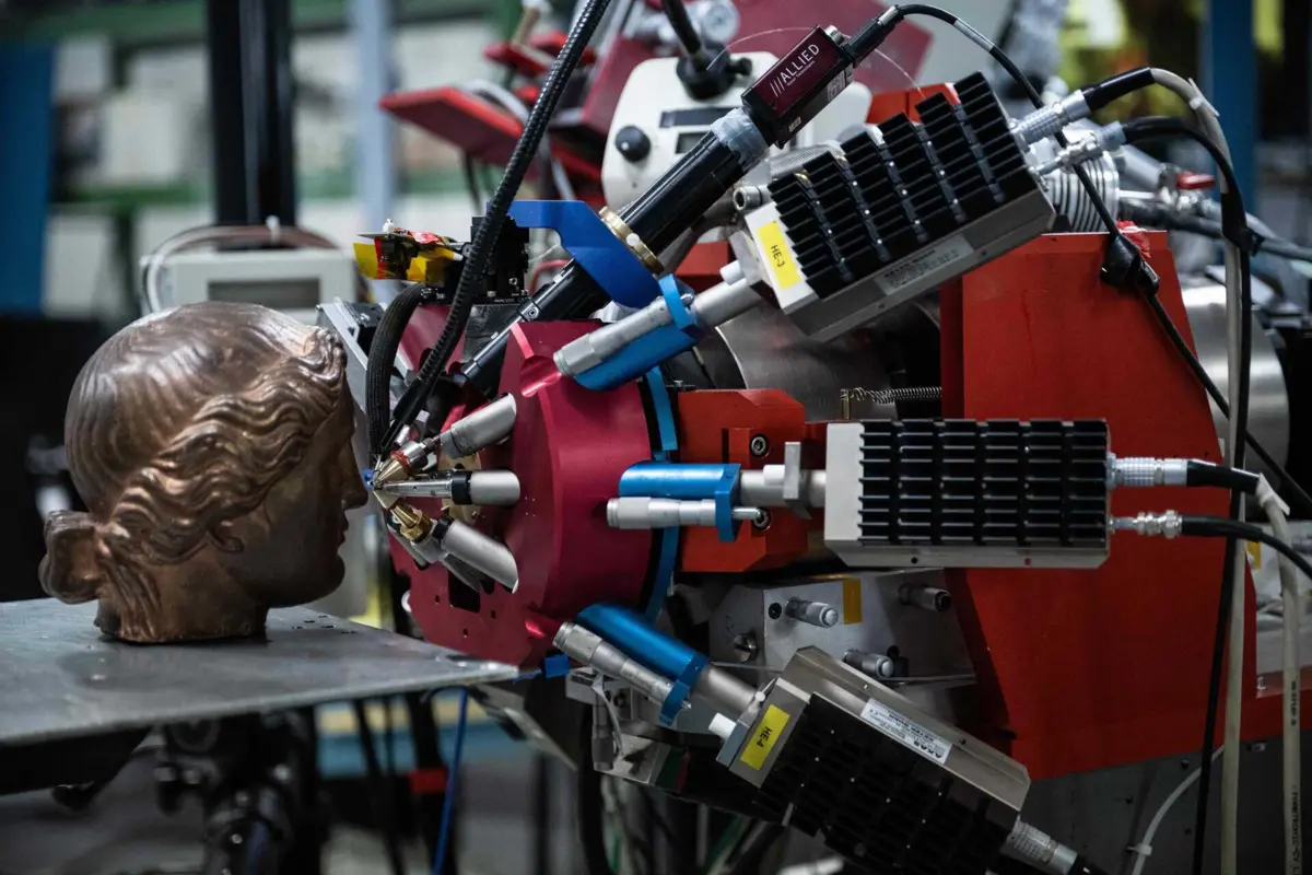 O centro está situado sob o Jardim das Tulherias, em Paris