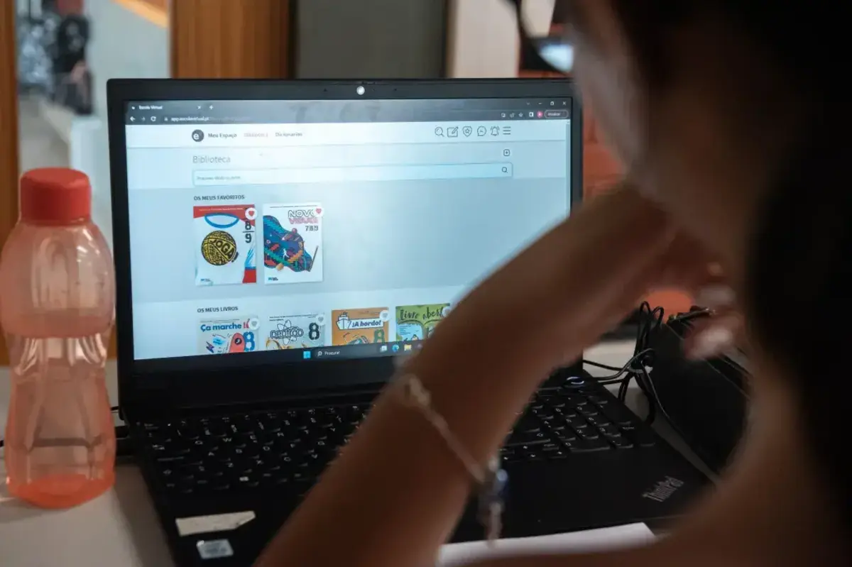 Segundo a AEEP, o atraso na emissão dos vouchers para os manuais escolares pelo Ministério da Educação está relacionado com o processo dos contratos de associação