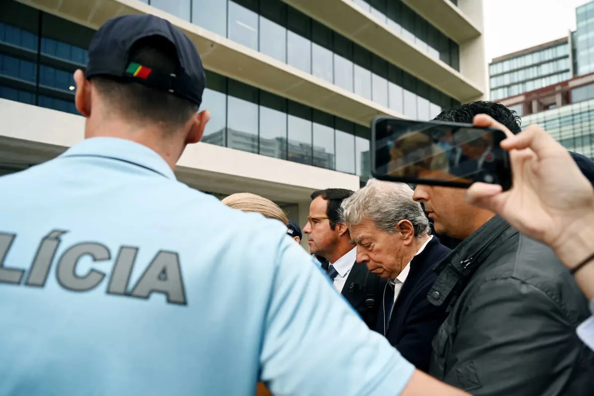 Nas duas primeiras sessões de julgamento, em 15 e 16 de outubro, houve vários representantes de assistentes e vítimas a apresentarem requerimentos ao tribunal para que fosse nomeado um curador para Ricardo Salgado