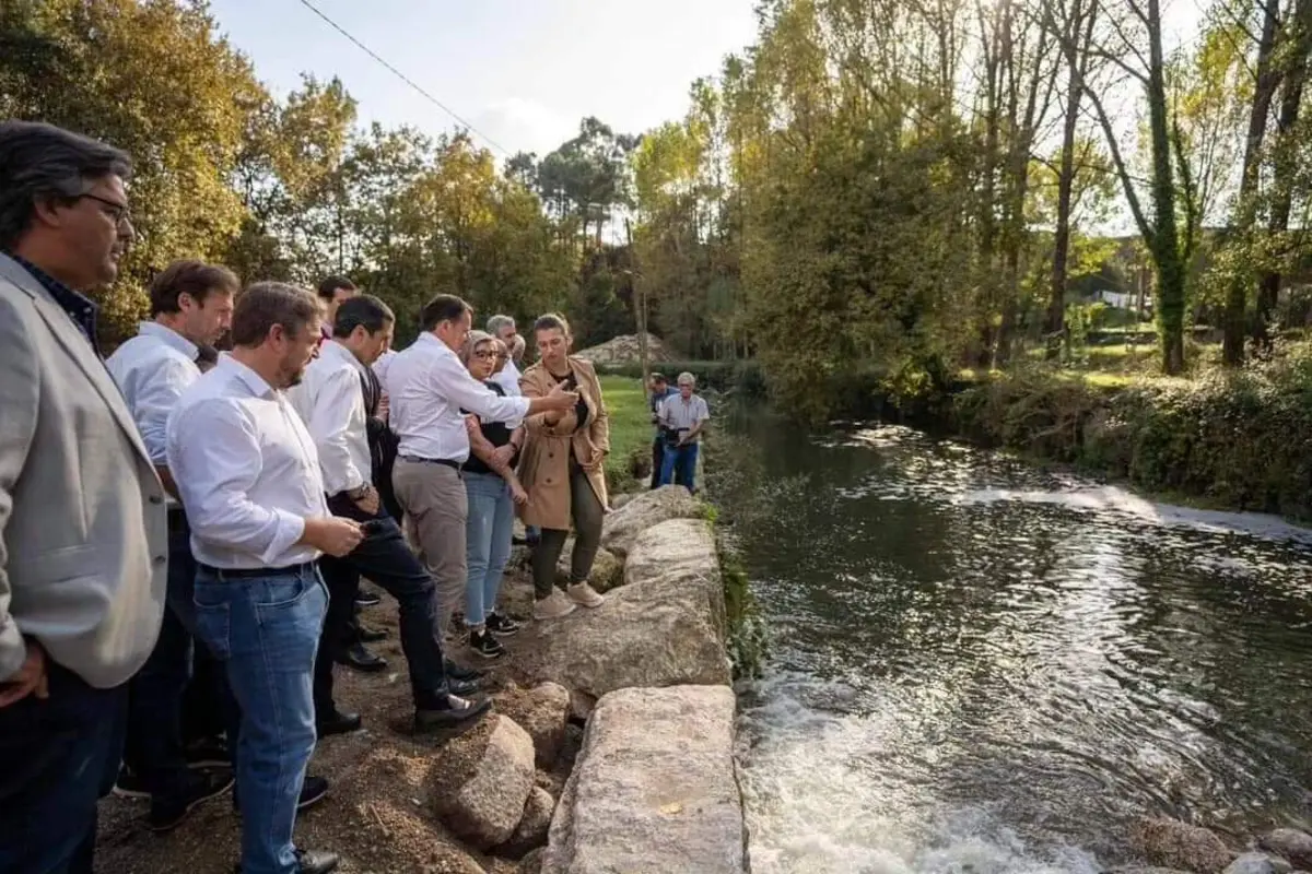 Nadine Gonçalves (de sobretudo castanho) expôs problema da poluição ao líder do PSD, Luís Montenegro, em 2023