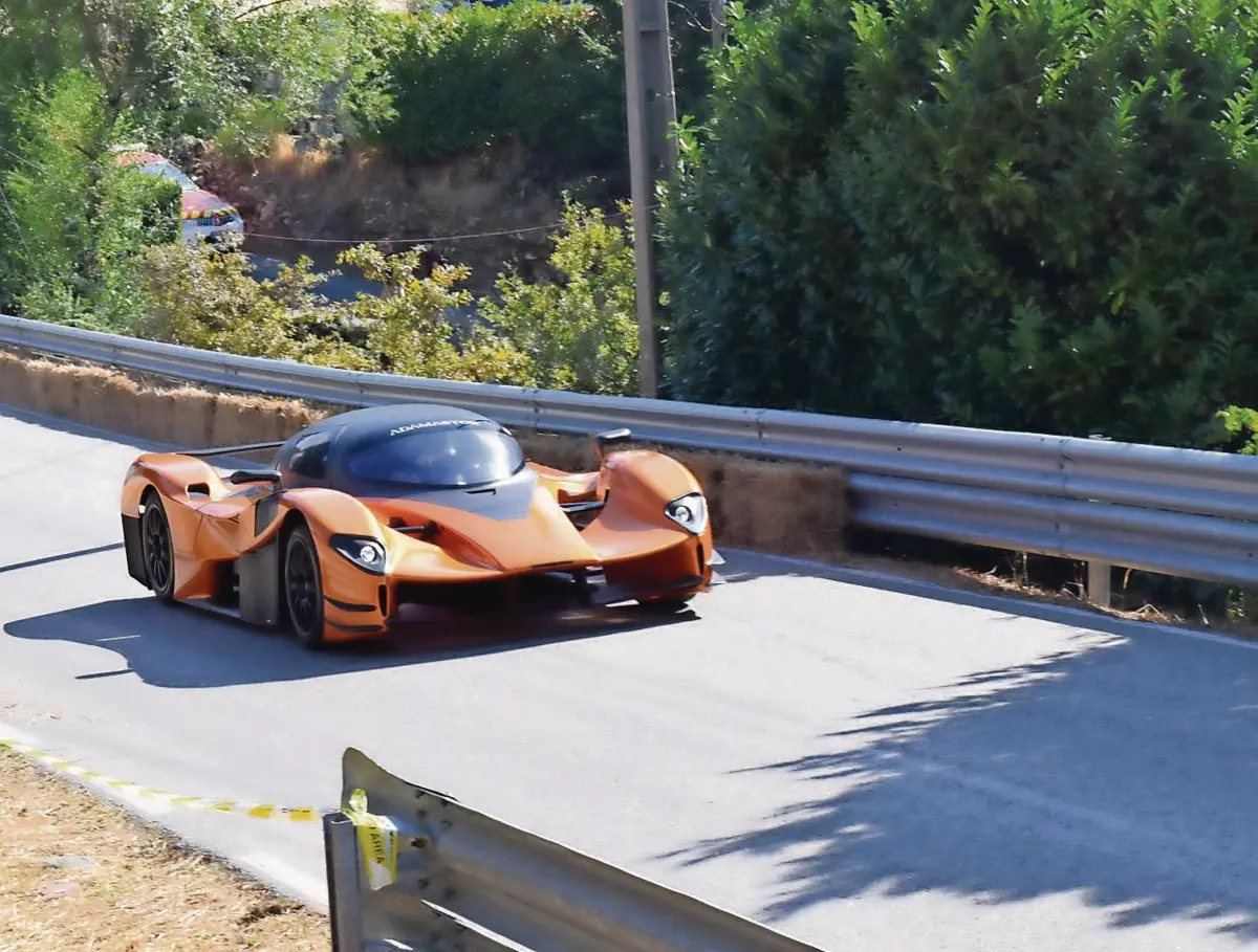 Adamastor Furia em ação. Sempre que passava a multidão vibrava