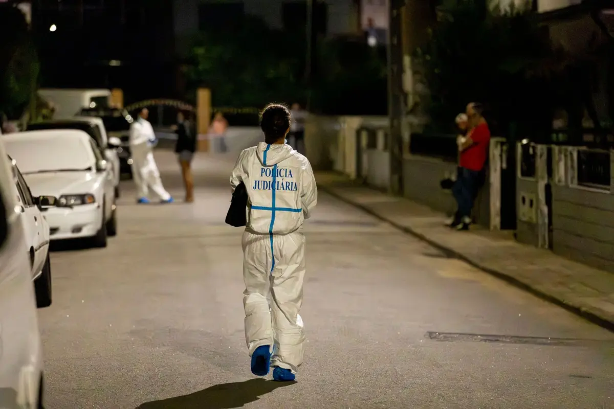 A mulher não resistiu aos ferimentos, enquanto o atual companheiro foi transportado para o hospital em estado muito grave
