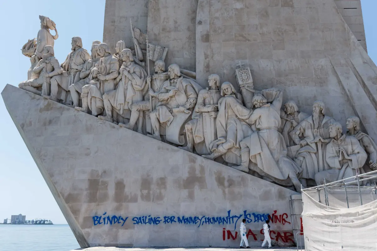 O monumento foi grafitado em 2021 por uma estudante francesa