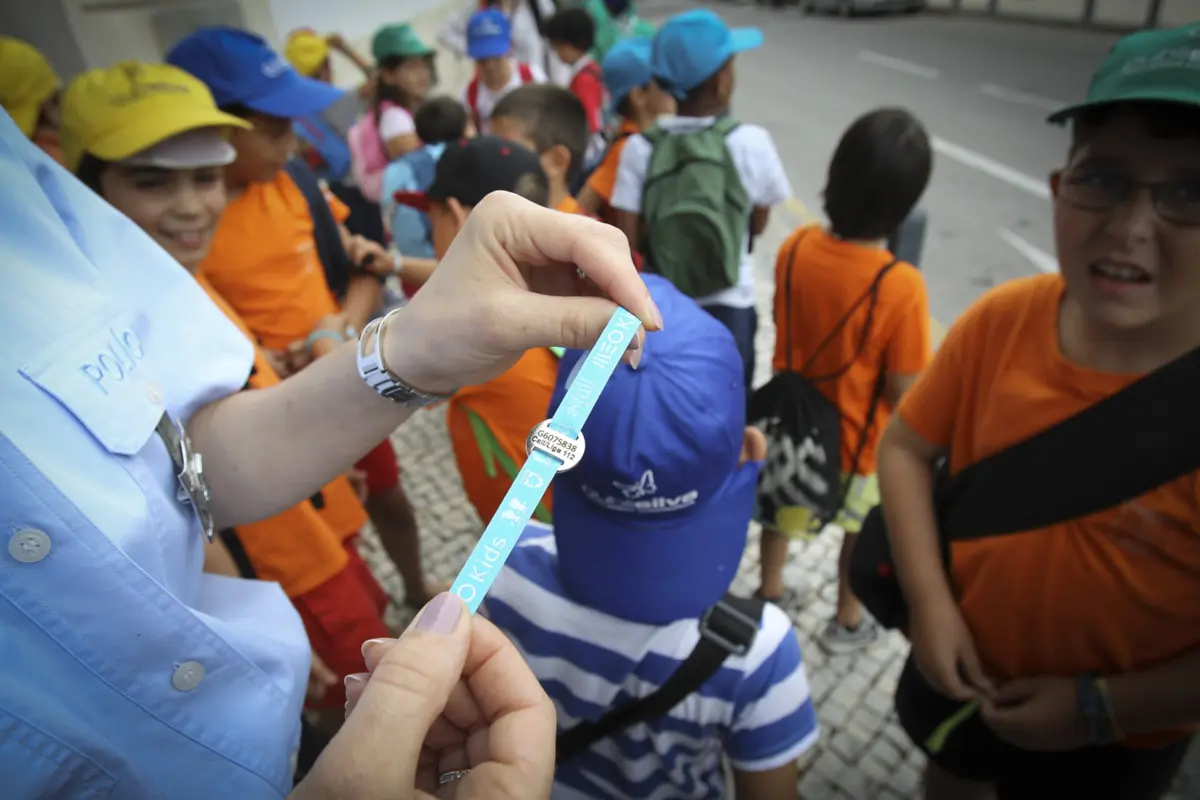 Imagem de contexto do artigo Idade das crianças abrangidas por pulseiras de localização alargada até aos 15 anos