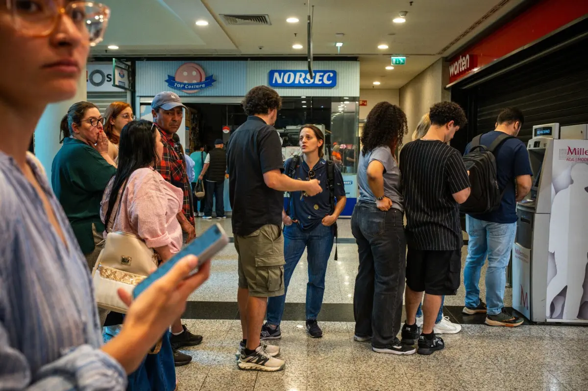 Filas para os terminais multibanco, que estão fora de serviço