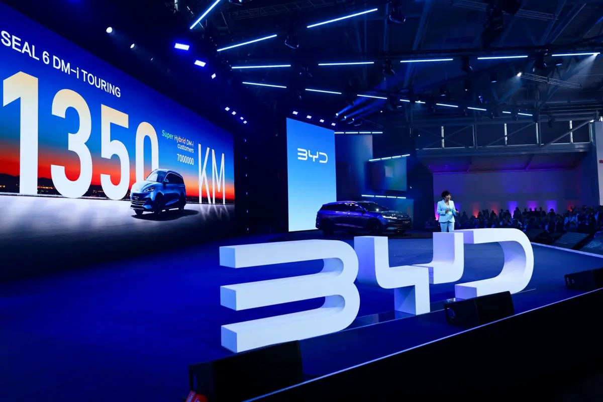 A indústria automóvel da China, maior mercado mundial de veículos elétricos e híbridos, tornou-se um dos focos da campanha do Presidente chinês, Xi Jinping, contra guerras de preços impulsionadas pelo excesso de capacidade de produção doméstica