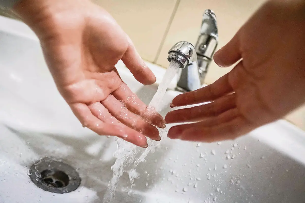 A água não faturada inclui perdas reais, perdas por avarias, por fraudes e por faturas por pagar e, ainda, a água usada para consumo pelo universo municipal