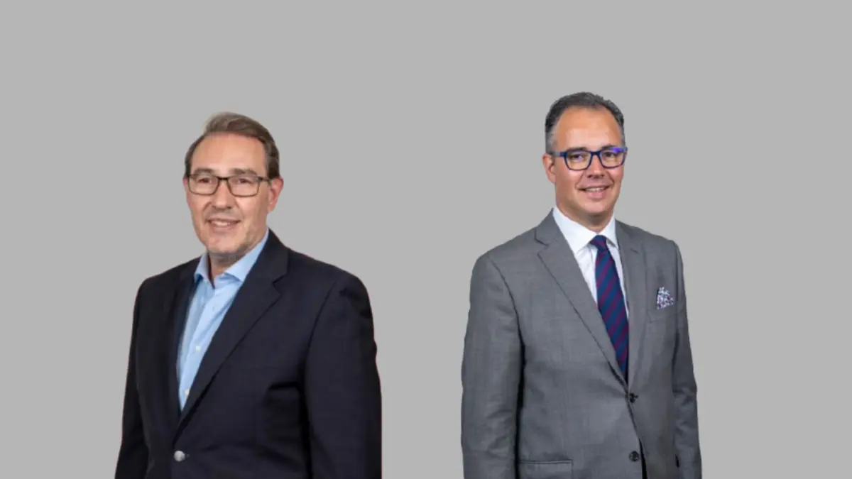 Carlos Barbosa, deputado, foi retirado, "a esforço", da sala (direita). Paulo Ralha, vereador, participou de Barbosa à Polícia (esquerda)