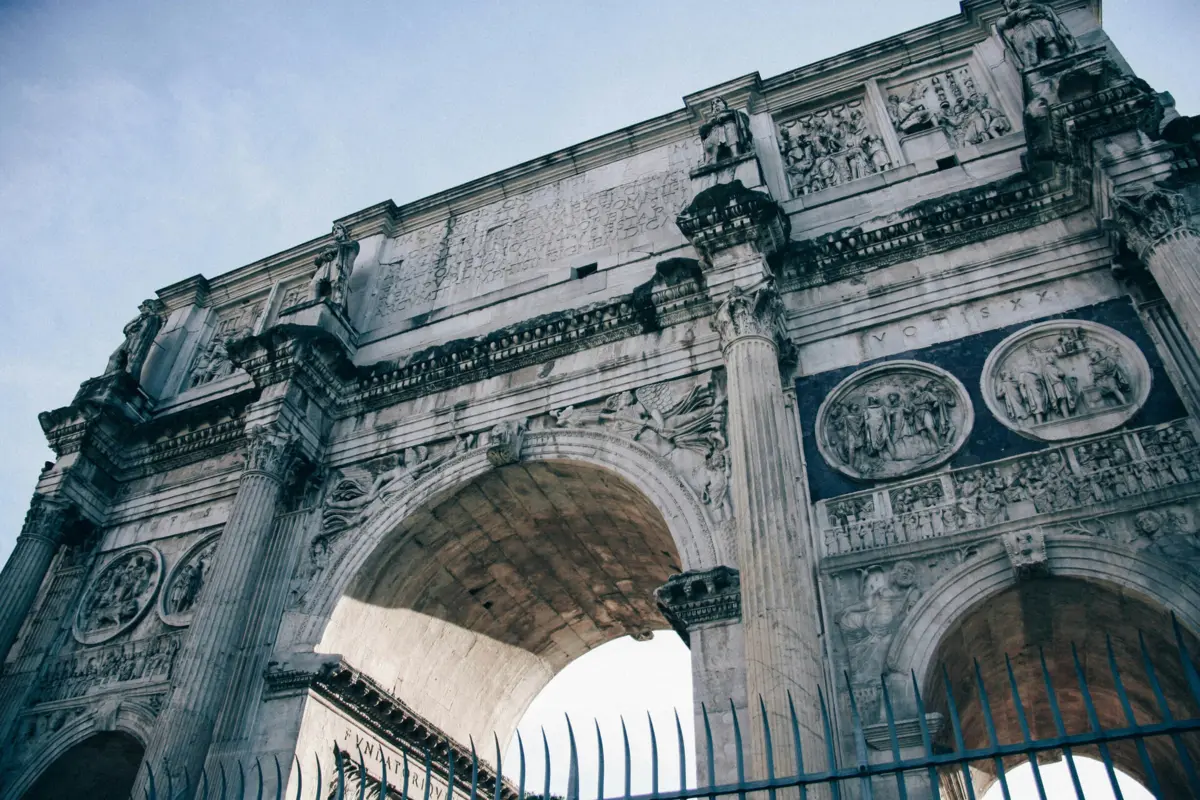 Imagem de contexto do artigo Famoso Arco de Constantino danificado por raio