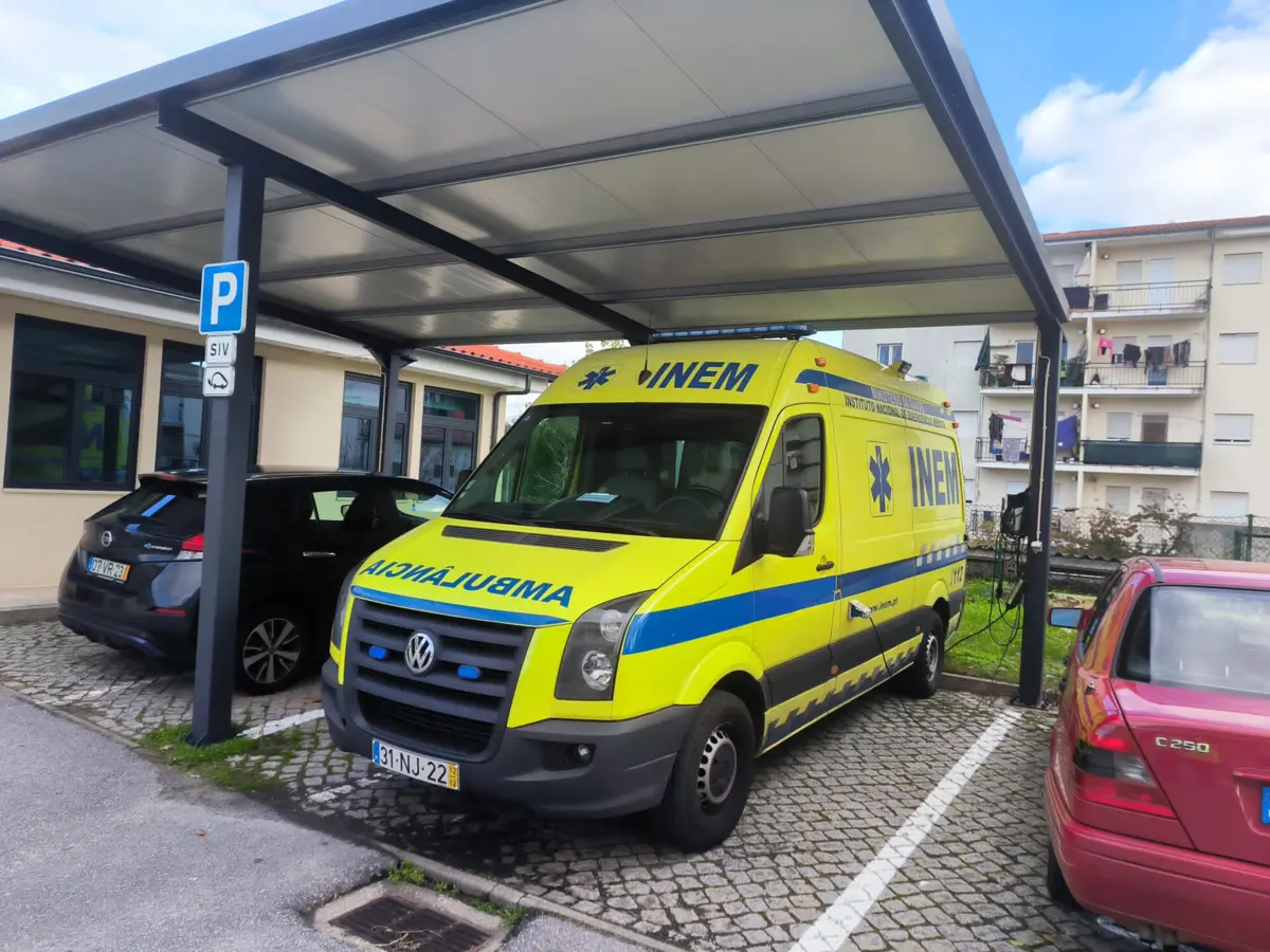 Uso de ambulâncias do INEM para transporte entre hospitais pode comprometer socorro