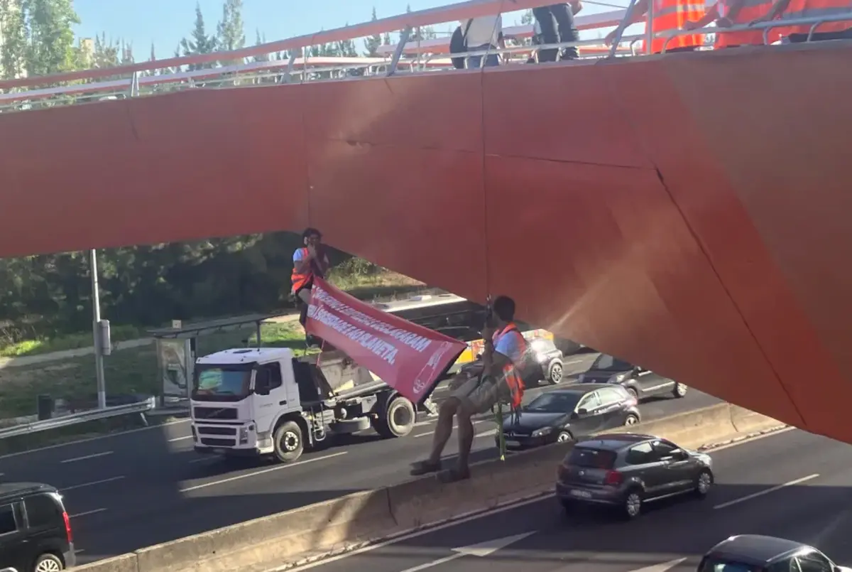 Imagem de contexto do artigo Oito ativistas do Climáximo condenados a pena suspensa por cortarem estrada em Lisboa