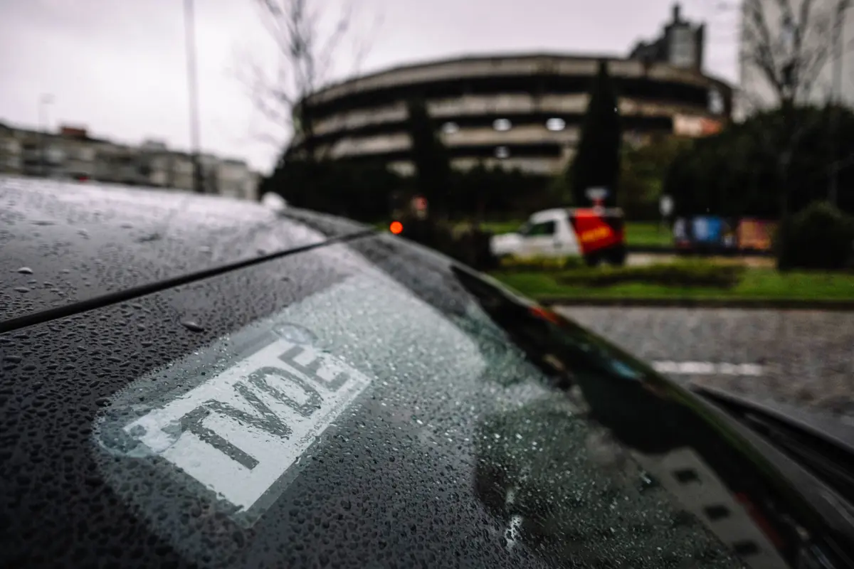 Limite da idade das visturas de TVDE deve aumentar, segundo propõe o PSD