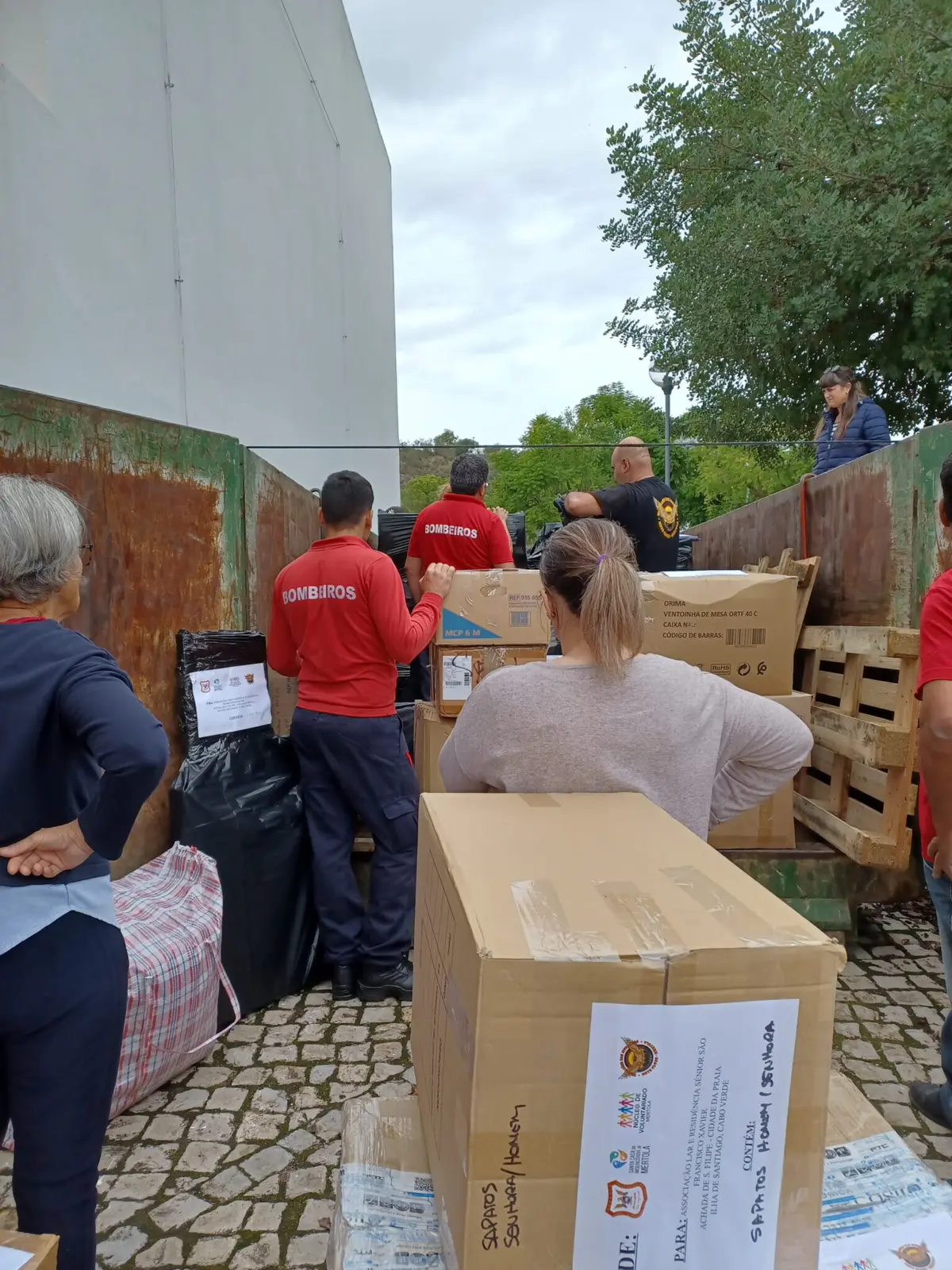 Bens angariados entre populares seguem para África