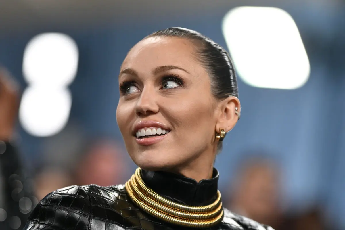 Aos 32 anos, Miley Cyrus continua a ser presença notada nas passadeiras vermelhas, como a Met Gala